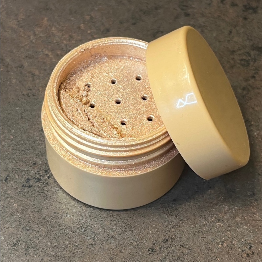 Kylie Cosmetics Ultra Glow Loose Highlighter in Fiji